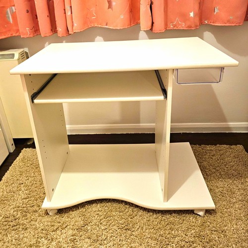 White desk wheels - on,